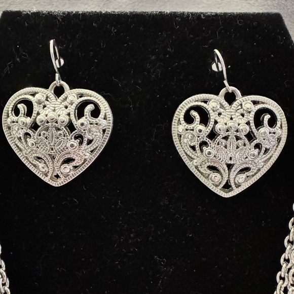 Beautiful Silver Tone Filigree Heart Pendant Necklace and Pierced Earring Set - Picture 3 of 3